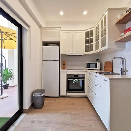 Sea View Apartment *